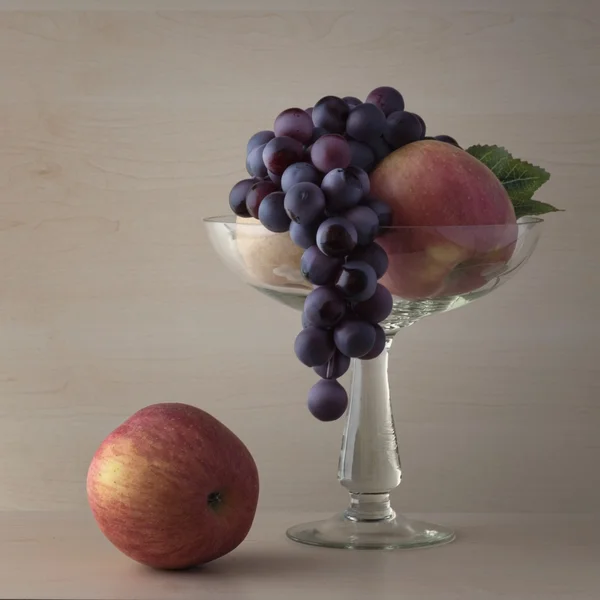       Cam vazo içinde meyve