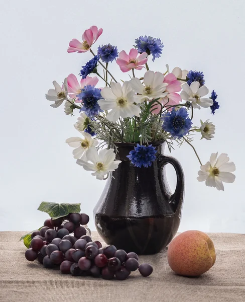 Цветы и фрукты в натюрморте — стоковое фото