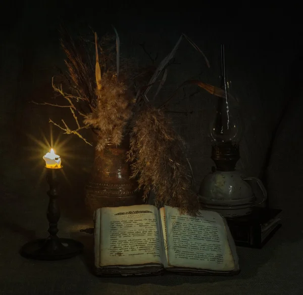    bir gaz lambası ışığında eading