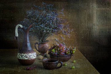   Sonbaharda çiçekler ve üzümler