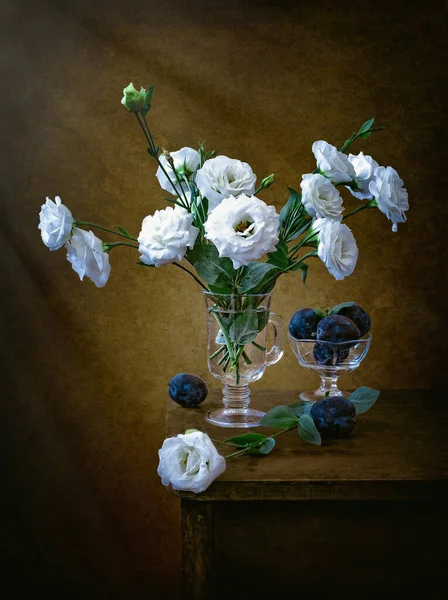   Durgun hayat beyaz güllerle