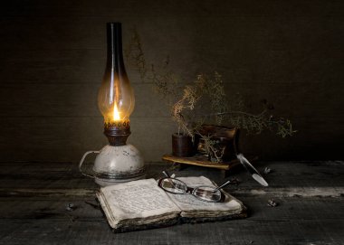 Gazyağı lambasıyla resim çizimi.