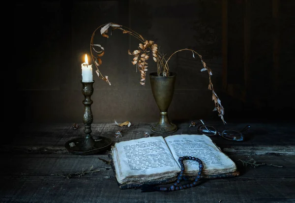  Mum ışığında okunan natürmort hayat.