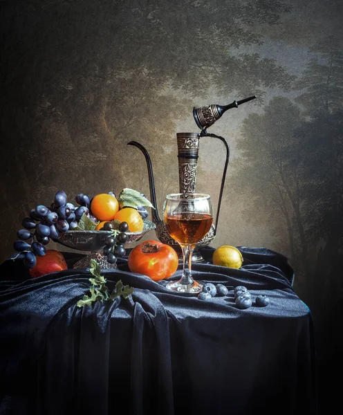 Durgun bir hayat Meyve ve bir sürahi şarap