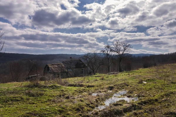 Terk edilmiş eski bir ev
