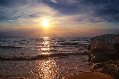 Denizin üzerinde turuncu gün batımı