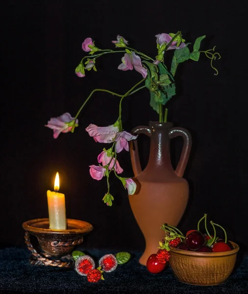 Flores, bayas, una vela en un bodegón — Foto de Stock