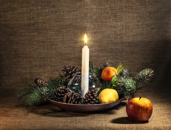 Natura morta festiva con una candela — Foto Stock