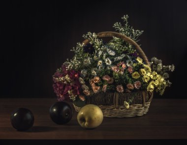 meyve ve çiçekler bir sepet içinde