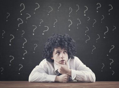 Genç birçok soru işareti ile 