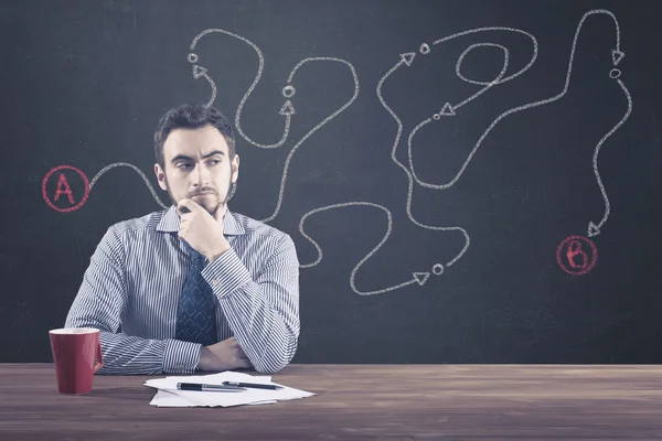 Jonge zakenman zit aan Bureau — Stockfoto