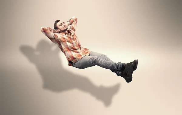 Genç adam rahatlatır 