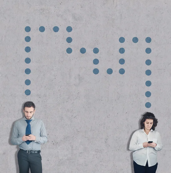 Tonåringar och mobiltelefon — Stockfoto