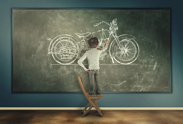 Молодий чоловік з крейдою малює мотоцикл — стокове фото
