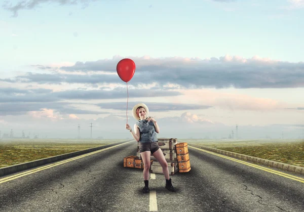 Chica joven viajando — Foto de Stock