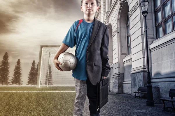 Jovem menino metade jogador de futebol — Fotografia de Stock
