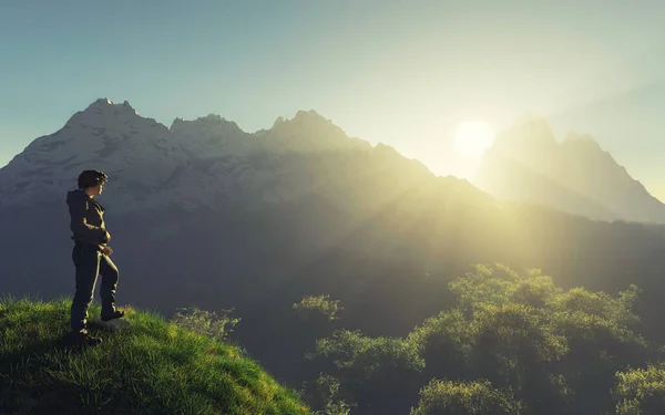 Reisende Die Auf Einer Klippe Stehen Und Bei Sonnenuntergang Die — Stockfoto