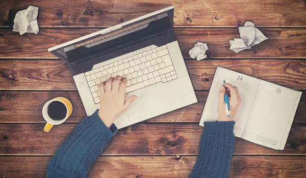 Investigación adolescente con nlaptop — Foto de Stock