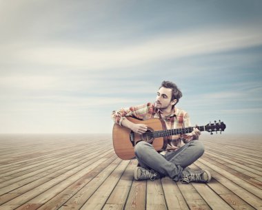 Ahşap güverte gitar çalmak.