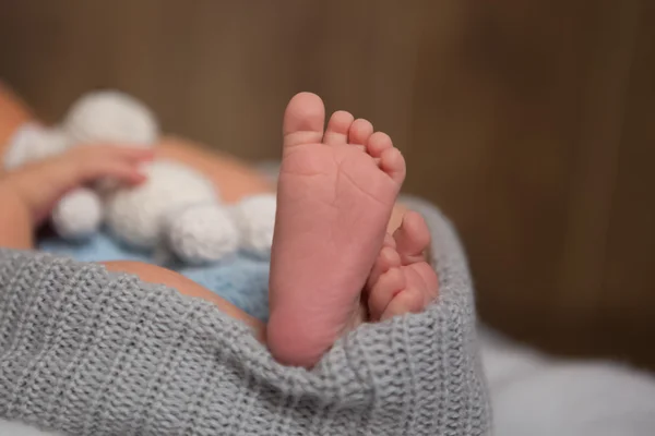 Newborn baby legs — Stock Photo, Image