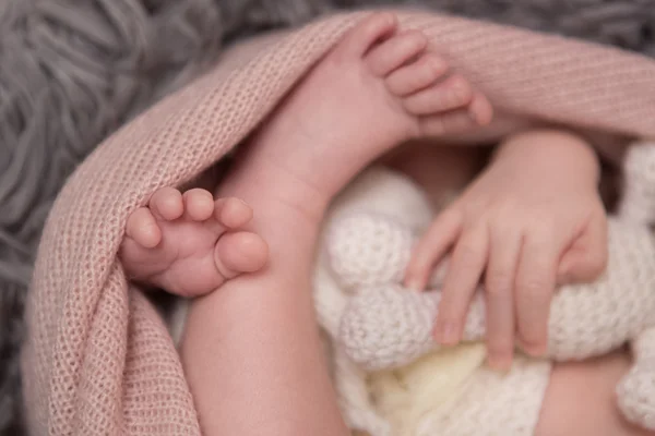 Jambes de bébé nouveau-né — Photo