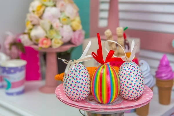 Easter egg in a pink bowl — Stock Photo, Image