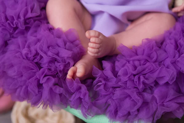 Os pés de um bebê recém-nascido — Fotografia de Stock