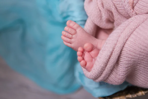 Die Füße eines Neugeborenen — Stockfoto