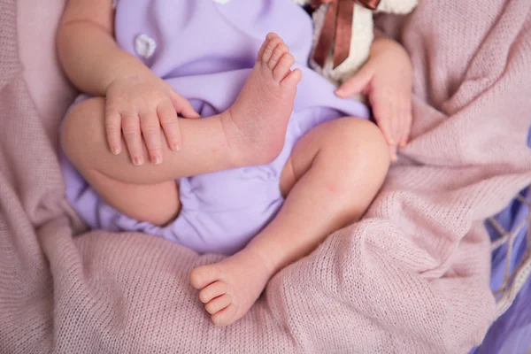 Jambes de bébé nouveau-né Image En Vente