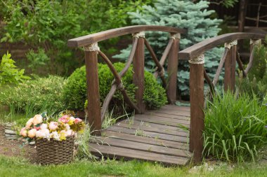 Dekoratif ahşap köprü
