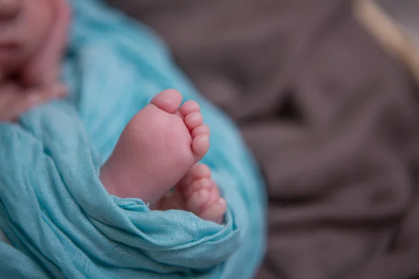 Os pés de um bebê recém-nascido Fotografias De Stock Royalty-Free