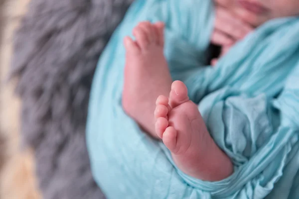 Os pés de um bebê recém-nascido Fotografia De Stock