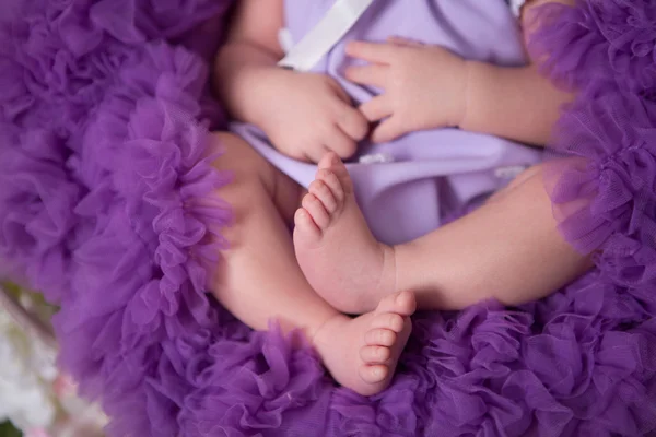 Os pés de um bebê recém-nascido — Fotografia de Stock