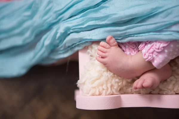 Los pies de un bebé recién nacido Imagen De Stock