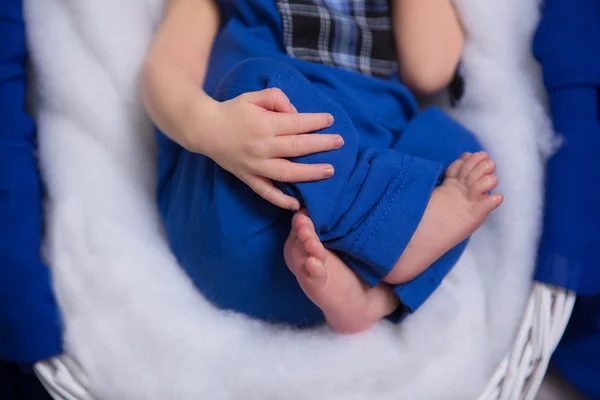 Os pés de um bebê recém-nascido — Fotografia de Stock