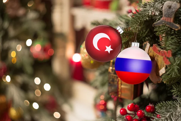 Noel süslemeleri ile şömine