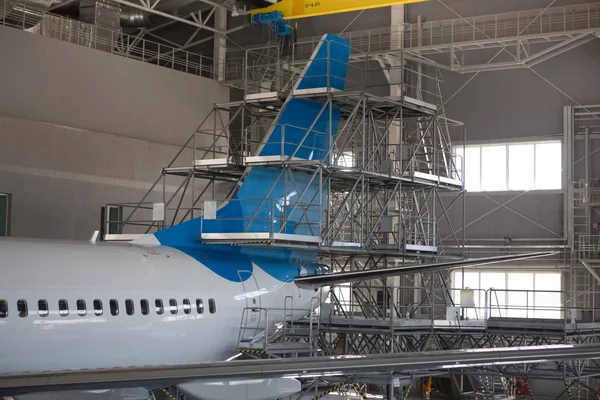 hangarda uçak