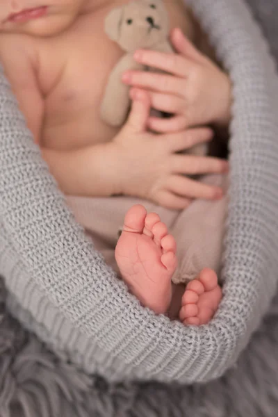 Nyfött barn ben — Stockfoto