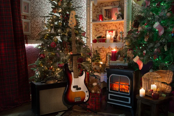 Guitare électrique dans cristmas intérieur Images De Stock Libres De Droits