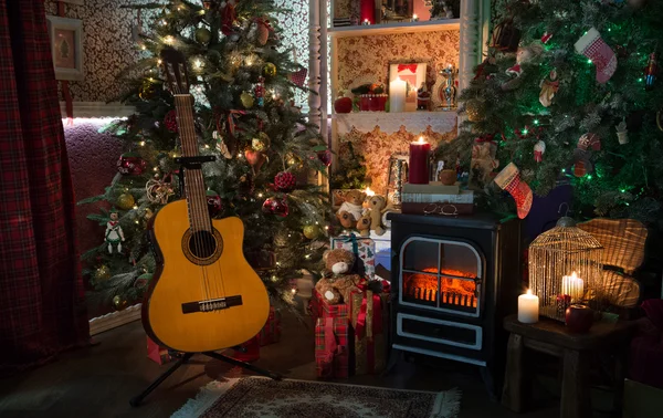 Gitarr i cristmas interiör Stockfoto