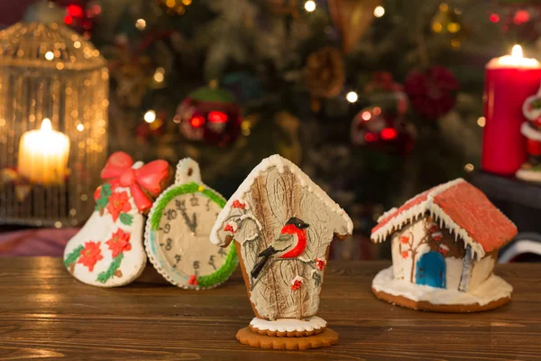 Χριστουγεννιάτικα μπισκότα σε ξύλινο τραπέζι — Φωτογραφία Αρχείου