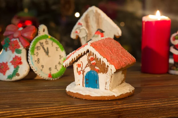 Χριστουγεννιάτικα μπισκότα σε ξύλινο τραπέζι — Φωτογραφία Αρχείου
