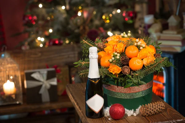 New year a bouquet of flowers and tangerines — Stock Photo, Image