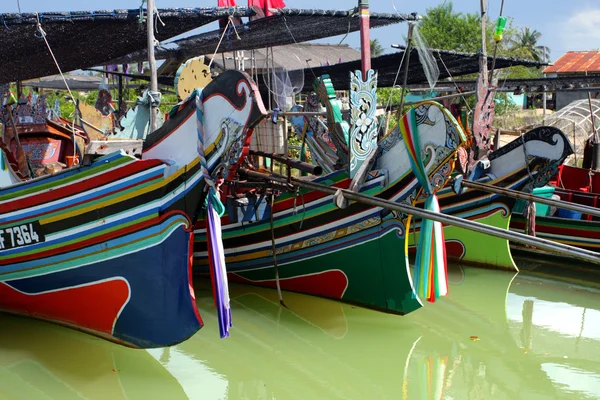 Bangau maritima galjonsfigurer. Färgglada mönster av traditionella fiskare båtar i Kelantan, Malaysia — Stockfoto