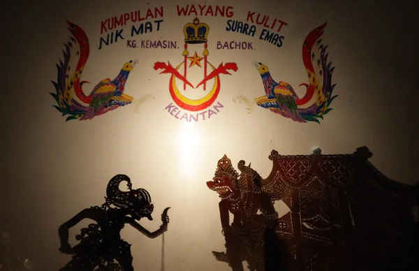 Wayang Kulit (Shadow Puppet Show), Kelantan, Малайзия — стоковое фото