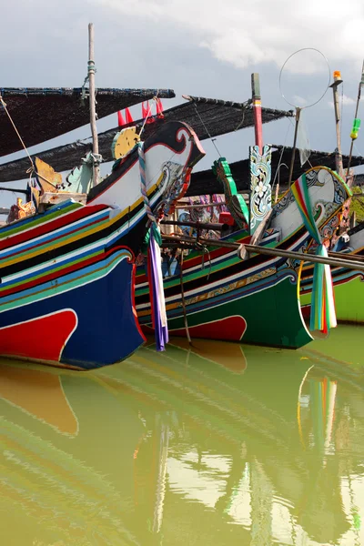 Die maritimen Aushängeschilder von Bangau. buntes Muster traditioneller Fischerboote in Kelantan, Malaysia — Stockfoto