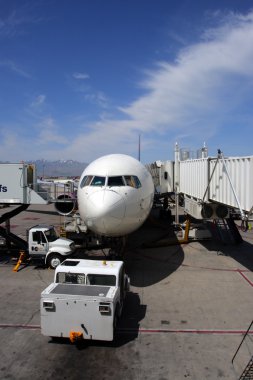 Havaalanında bir yolcu uçağı, stok görüntü