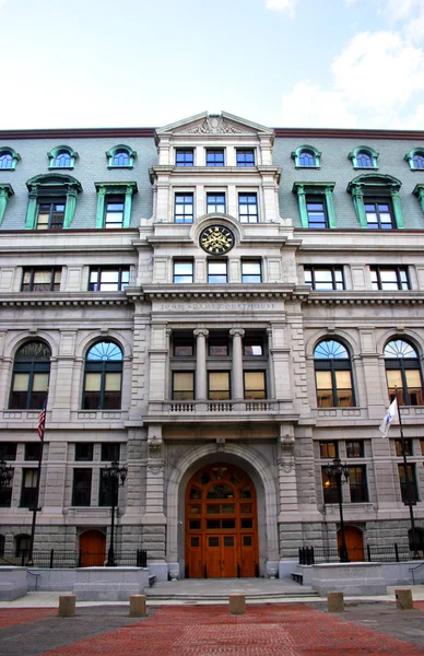 Здание на центральной площади, недалеко от правительственного центра, Бостон — стоковое фото