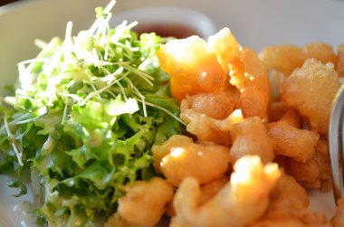 patlamış mısır karides tartar sos ile