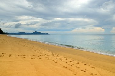 Mai khao beach, Phuket, Tayland, mavi gökyüzü ile güzel bir plaj